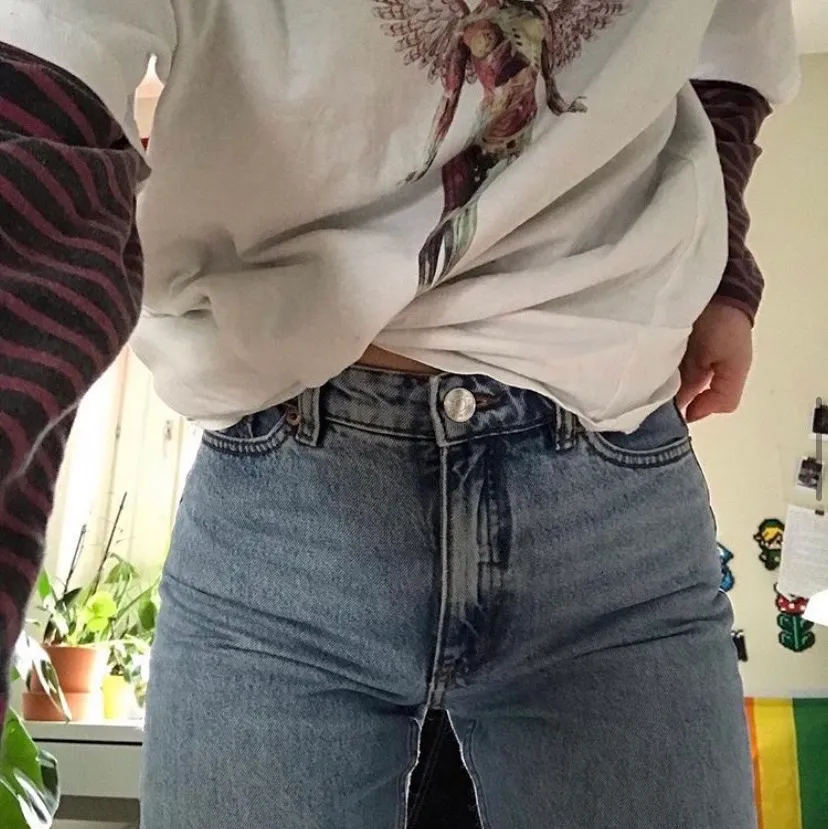 Väldigt unika jeans som jag köpt av en som själv målat fickan! Bra skick och väldigt fin passform. Modellen är kimomo / high relaxed. Säljer då jag tyvärr vuxit ur dem✨. Jeans & Byxor.