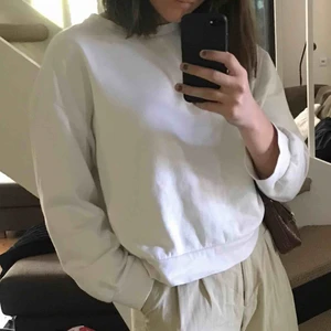  - En fin vit tjocktröja från Zara! Köpt för ca 1 år sedan, men i bra skick! Frakt: 40kr   💕💕💕