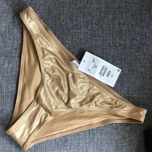 Ny bikinitrosa i strl. 38 - Ny bikinitrosa i strl. 38 Inköpte i Tyskland för 10 euro Säljer för 60 kr 