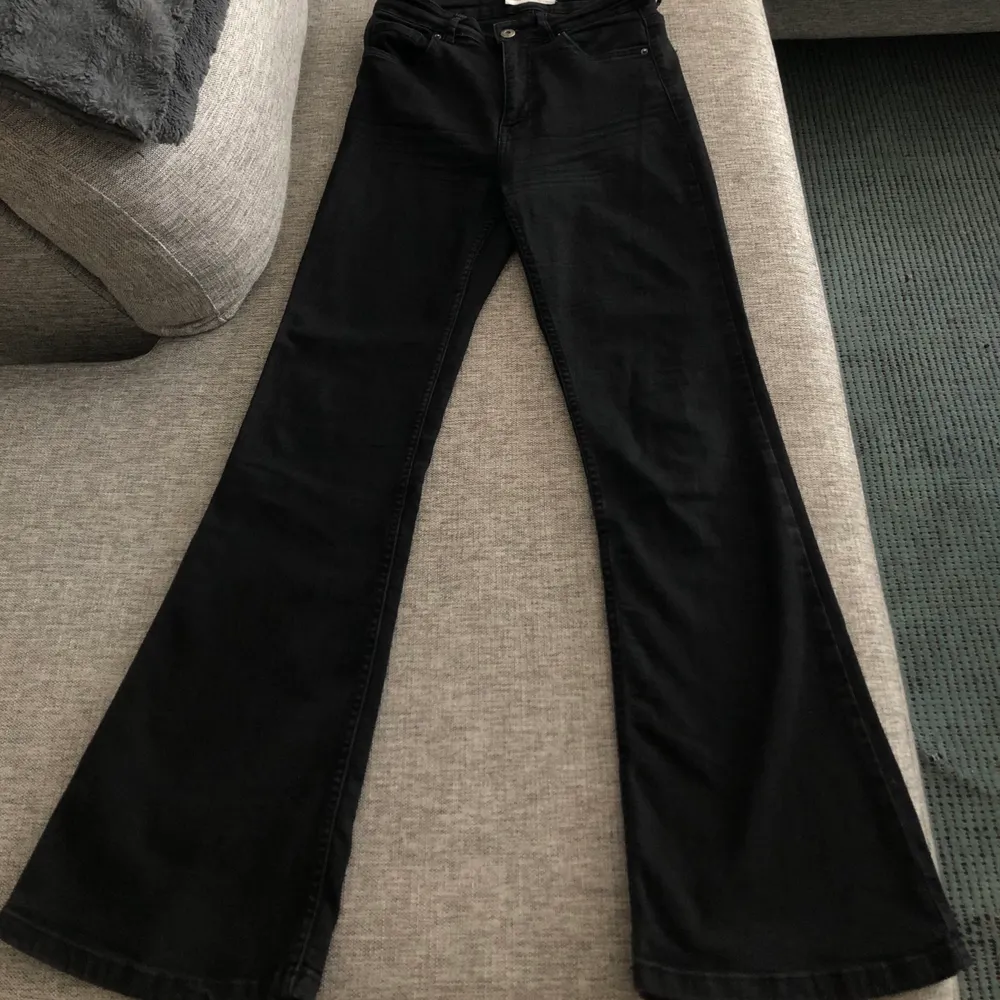 Säljer mina svarta bootcut jeans, verkligen hållt färgen trots att jag andvänt dem en del. Bra skick och jag är 168 och längden satt bra på mig. Skicka privat för mer info o bilder.✨✨✨. Jeans & Byxor.