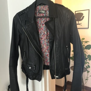 Jofama by Kenza 3 skinnjacka, storlek 34 - Säljer pga för liten. Är i nyskick och väldigt sparsamt använd. Nypris: 3500kr. Startpris 500 kr, budgivning i kommentarerna.  Köparen står för frakten! 