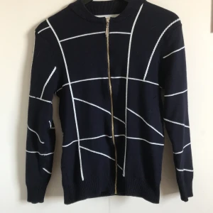 Sjyst mönstrad tröja  - Använd ganska mycket tidigare men sällan nu. Jag kan inte se några skavanker på den. 