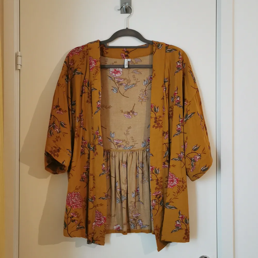 Senapsgul kort kimono med blommigt mönster från NLY trend. I strl 36 och true to size. 100% viskos. Använd ett fåtal gånger och i nyskick. . Blusar.