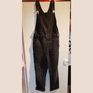 Hängslebyxor - Ett par svarta hängslebyxor från topshop i toppenskick. Supersköna men tyvärr för små för mig numera. Pris +frakt