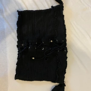 Svart magtröja strl XS - Svart magtröja från newyoker. Använd fåtal gånger. Bra skick och väldigt skön! Det går att ändra om snörningen💗