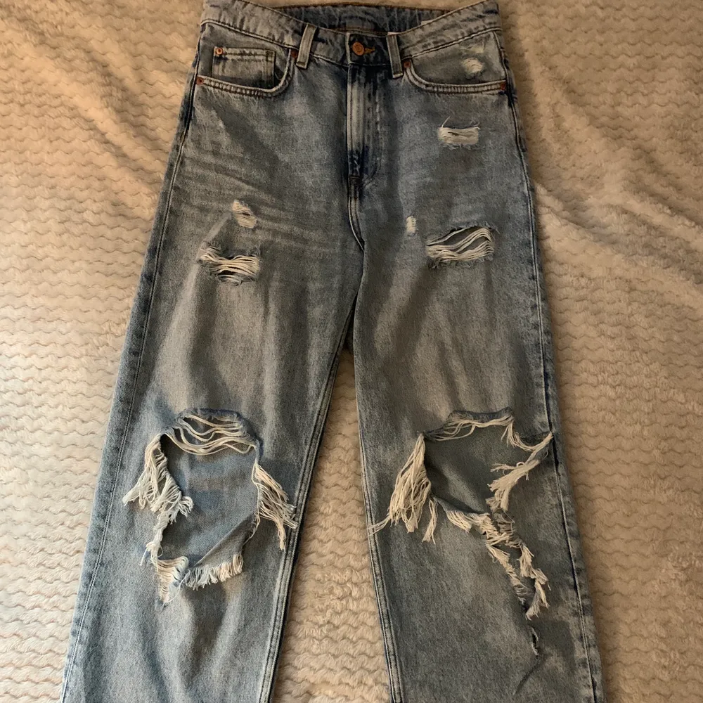 Intressekoll på mina jeans från H&M💗köpta för ungefär en månad sen för 300 kr💗säljer då jag inte riktigt känner att jag kommer använda dem något mer💗buda i kommentarerna, skriv privat för frågor💗storlek 38 men passar mig som brukar ha 36 i vanliga fall💗. Jeans & Byxor.