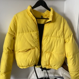 Dunjacka från h&m - Näst intill helt oanvänd jacka från hm, tror det är one size sitter lite oversize men croppad på mig har vanligen xs/s. Kan skickas! 