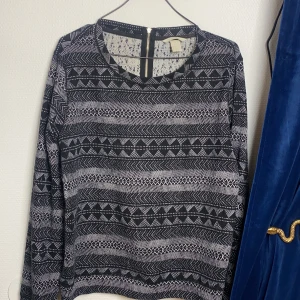 Långärmad tröja - Långärmad tröja från hm. Hel och fin. Lite nopprig. 