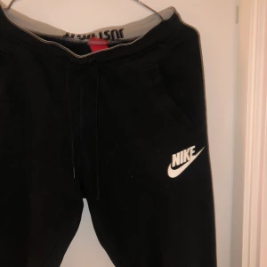 Nike mjukisbyxor - Sjukt sköna svarta mjukisbyxor från Nike! Säljer för dom blivit för små för mig 😢 Storlek S