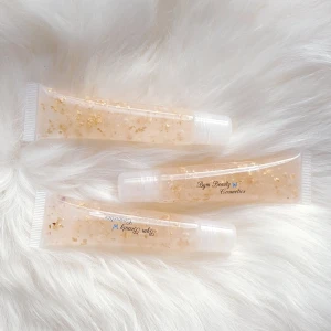 Lipgloss  - Ny läppglans med ananas smaken 47kr/st, det finns tre olika. Ananas smak med guldflingor, ananas med guldflingor och lite ros blad, golden ananas. FRAKT är 15kr.  Ni kan gärna följa min insta @bgmbeautycosmetics att vara uppdaterad 💕