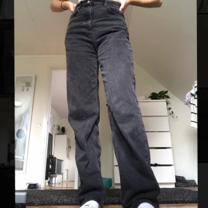 Svarta jeans tall - Säljer dessa supersnygga jeans från märket collusion då de tyvärr är lite för stora för mig. Passar den längre då de är bra längd för mig som är 178 cm. Endast använda 2 ggr å säljes för 200kr + frakt💖