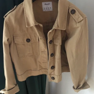 Beige jacka - Cool beige jacka i jeans material, jätteskön och passar till det mesta😉 Säljer då den är lite stor på mig som är XS/S tyvärr. I längd är den lite kortare än normallängd. 