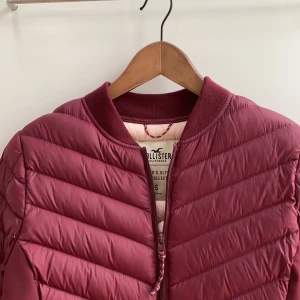 Hollister jacka - Som ny! Skitsnygg färg!! Passar både till höst o vår! 😍 