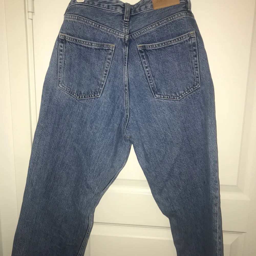 Köpte dessa jeans en storlek för liten och har därför knappt använd dom. Diskuterar gärna om prisen i privat chat (högre eller mindre). Skriv mig privat med frågor ifall intresserad plus bjuda pris i kommentarerna. Köparen står för frakt (tror det är ungefär 70kr). ❤️❤️✨. Jeans & Byxor.