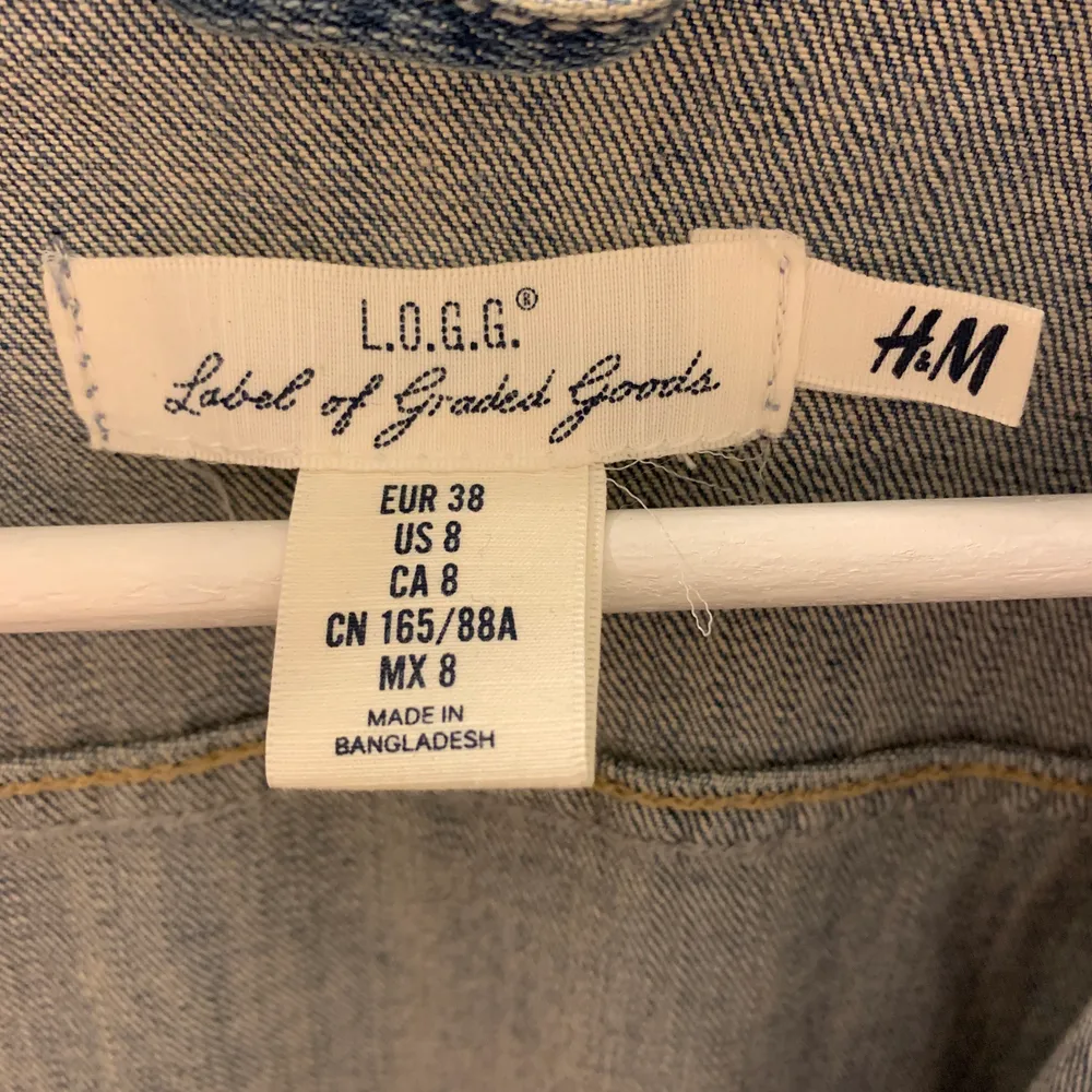 Jättefin Jeansjacka från H&M i storlek 38 så sitter lite oversized☺️ . Jackor.