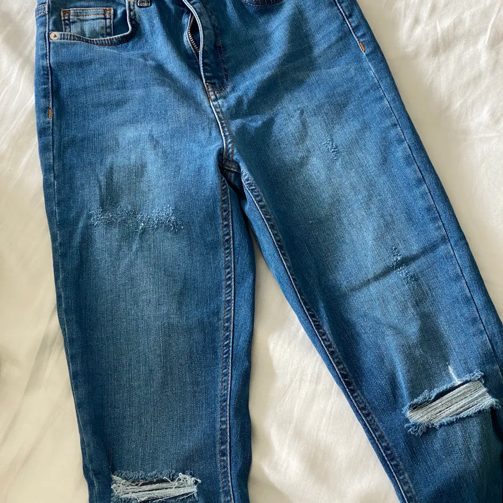 Jeans från NAKD, aldrig använda. Storlek 36 med stretchig passform. Köpare står för frakt💛💛. Jeans & Byxor.
