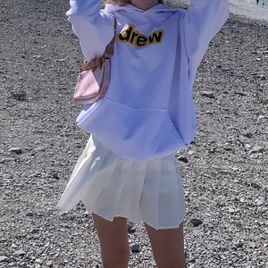 Tennis kjol - Säljer min tennis kjol då den inte kommer till användning, köpt för 300kr på depop och den är använd typ 6-7 gånger, inga slitningar och finns som små shorts under, om man är intresserad skickar jag ockås bild på dragkedjan på sidan osv, vanlig XS så om man har det ska den passa