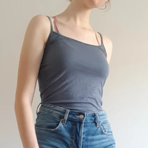 Grått linne med glansig kant  - Grått linne från FRK basic. Väldigt neutral men har en liten glansig kant som ger en extra liten pop. Är i storlek M. Säljes för 39kr exklusive frakt (22kr). Dock ingår alltid gratis frakt vid köp över 300kr. Skriv i dm vid intresse eller för frågor! 