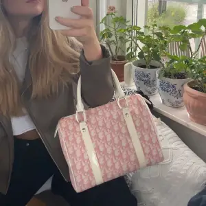 Intressekoll på min fina Vintage Dior Monogram Bag! Säljer endast vid bra pris☺️  Äkthetsbevis finns!