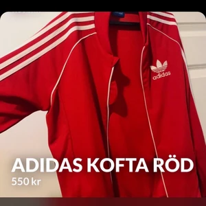 Röd adidas kofta - Använd bara 1 gång storlek S passar som Xs och en liten M. Kan fraktas (80kr) pris kan även diskuteras men tänk på att dom är helt nya och kostar runt 700kr