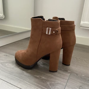 Oanvända höstskor  - Säljer ett par helt oanvända höstskor. Bekväma att gå i. Storlek 38. 150kr.