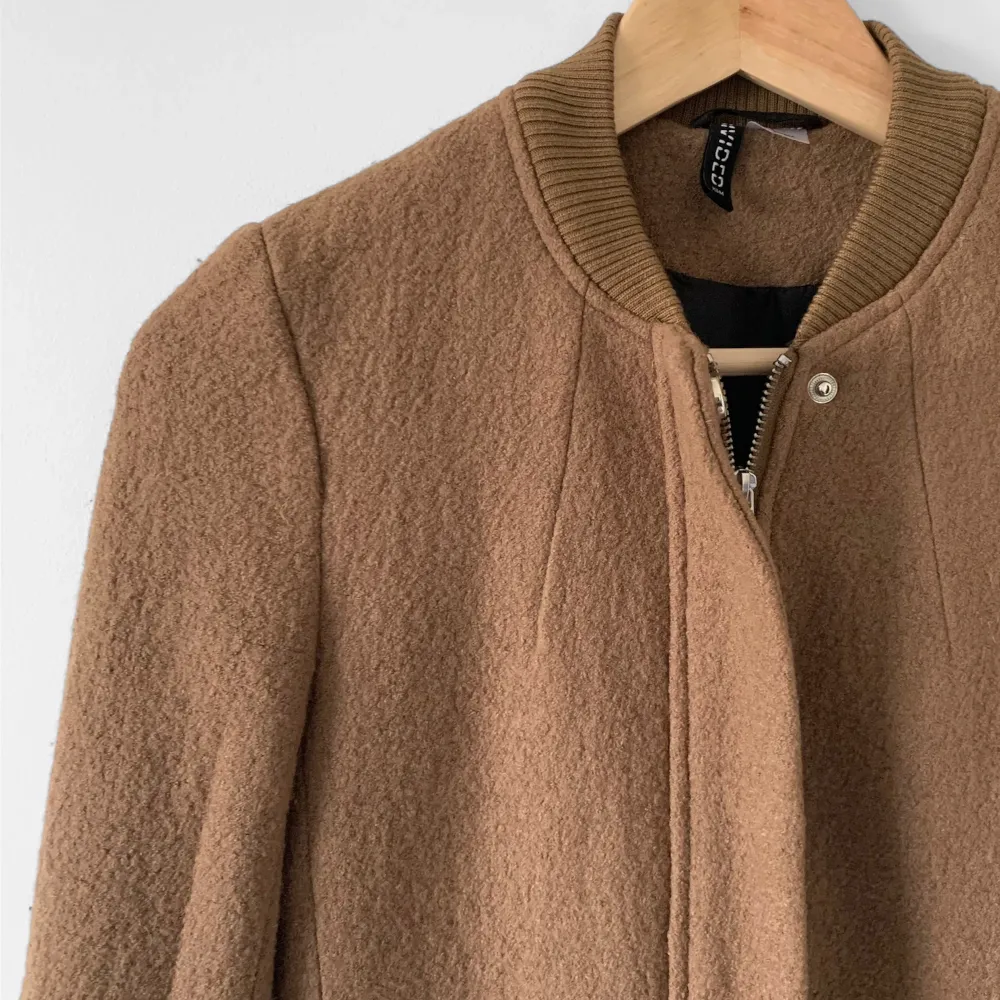 säljer denna fina beiga kappa från H&M, storlek 34 EUR, använde mindre än två gånger men det blir för litet för mig nu, det är nästan som helt nytt, 185kr inklusive frakt 🦄💕 60% viscose, 30% wool. Jackor.