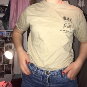 - Skitcool silvana-tisha!! Merch från storm tour av självaste Silvana Imam, alla låtar på naturkraft på baksidan!! Ett litet hål i ena armhålan men inget som syns och den kan enkelt lagas. Letar nytt hem ASAP!! ⚡️⚡️💥💘💘💘 Jag bjuder på frakten!!! 