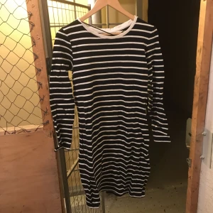  - Ny, randig klänning från Vila! Aldrig använd. 