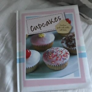  - Det är en bok med massa goda fika i