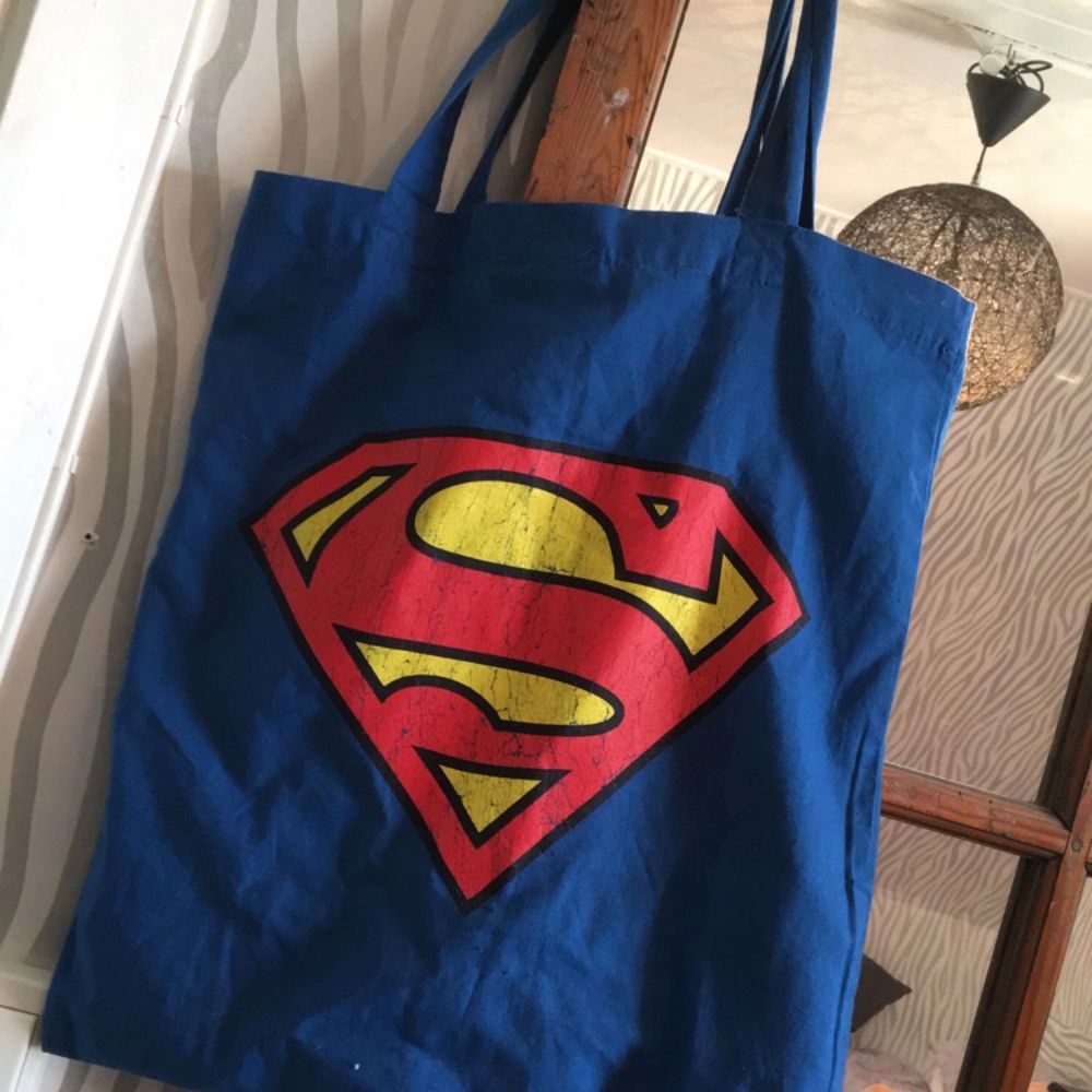 Fett snygg tygväska med superman-logga som jag köpte för flera år sedan men som jag sen aldrig använde, därför i nyskick🌸. Väskor.