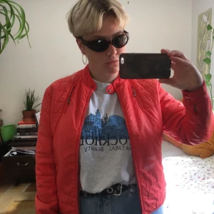  - Perfekt vår/höst jacka! Super skön. Lite sliten vid ena axeln ( se bild) går att laga. 🍃🌸🌱  Frakt tillkommer om vi ej kan mötas upp :-)