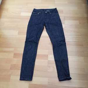 Jeans ifrån ”Whyred” i modellen ”ra” högmidjade och i w26 med L32. Dyra vid inköp, kostade 1200kr och inköpta på MQ. Använd ca 5 gånger
