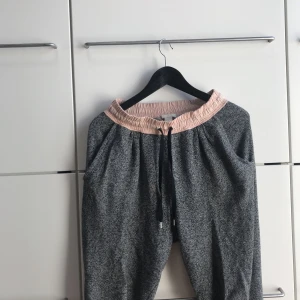  - Mjukisbyxor med härlig rosa kant! 😍