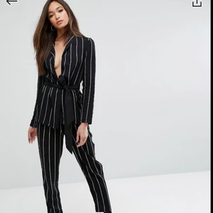  - endast använd 1 gång. Nypris blazer; 342kr nypris byxorna:273,58kr. Köpta på ASOS.com. OBS!! Kommer prioritera köpare som vill köpa hela setet först!!!  Pris blazer: 250kr +frakt Pris byxorna: 150+frakt 