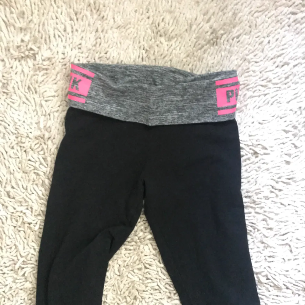 Yoga pants från Victoria secret pink! den grå kanten går att vika upp Frakt; 55kr👍🏼. Jeans & Byxor.