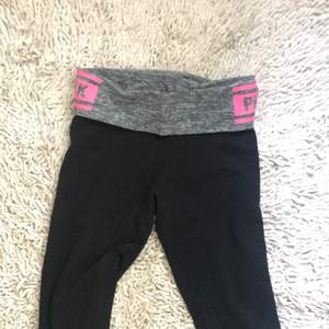 Yoga pants från Victoria secret pink! den grå kanten går att vika upp Frakt; 55kr👍🏼