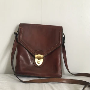  - Säljer en mycket fin och stilren märkesväska i fint läder!  