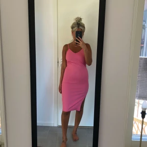  - Ribbad klänning med smala band. Ny aldrig använd!