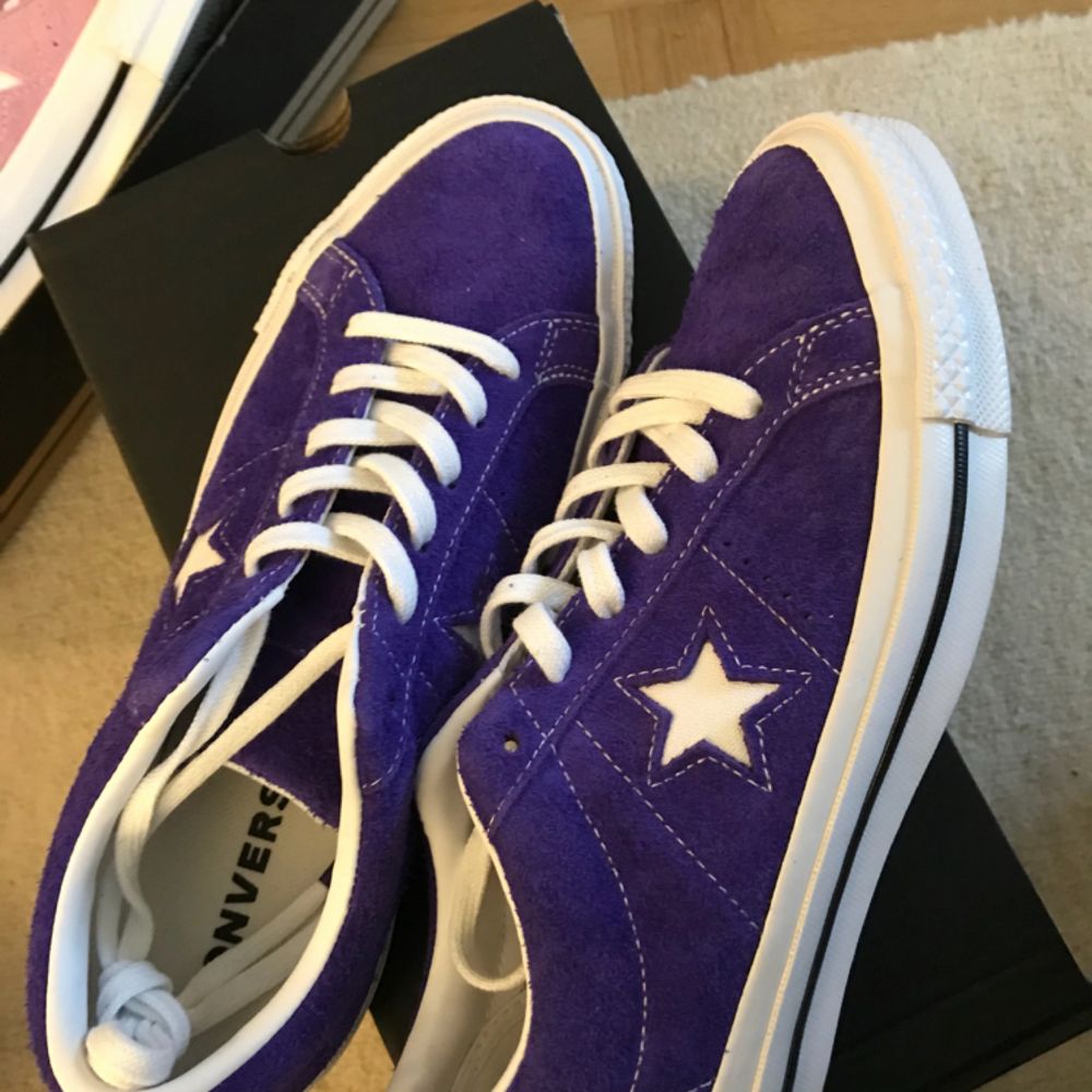 Converse one star court purple size 7 . Helt nya och oanvända. Skor.