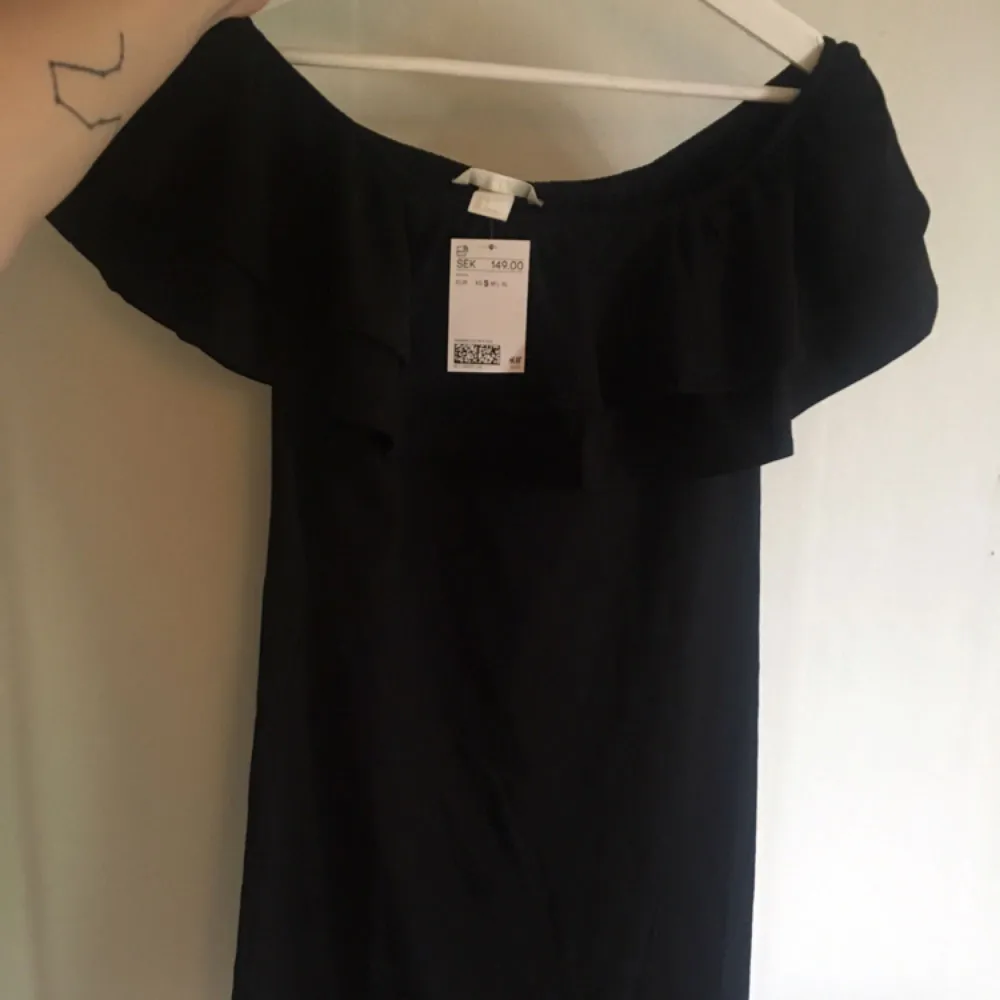 Svart Off Shoulder-klänning från h&m säljes pga att den inte passade mig, endast testad med lappen kvar. Klänningen kostar 149 + ev frakt så 200 kr, kan mötas i Karlskrona eller skickas, tar swish🌼. Klänningar.