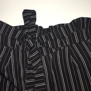  - randiga tunna kostymbyxor från pull & bear med knytning runt midjan. är ungefär 164 cm lång och det går ner till anklarna på mig. köpta här på plick. supersköna men måste sälja då jag tyvärr har gått ner i vikt :(( 