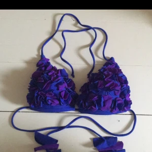  - Lila/blå bikini med utstickande blommor på🌞 Köpt i London på River Island Frakten blir 28kr