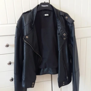  - En snygg skinnjacka från BikBok i stl XS, sparsamt använd och säljer pga inte längre min stil. Frakt tillkommer. Betalning via Swish.