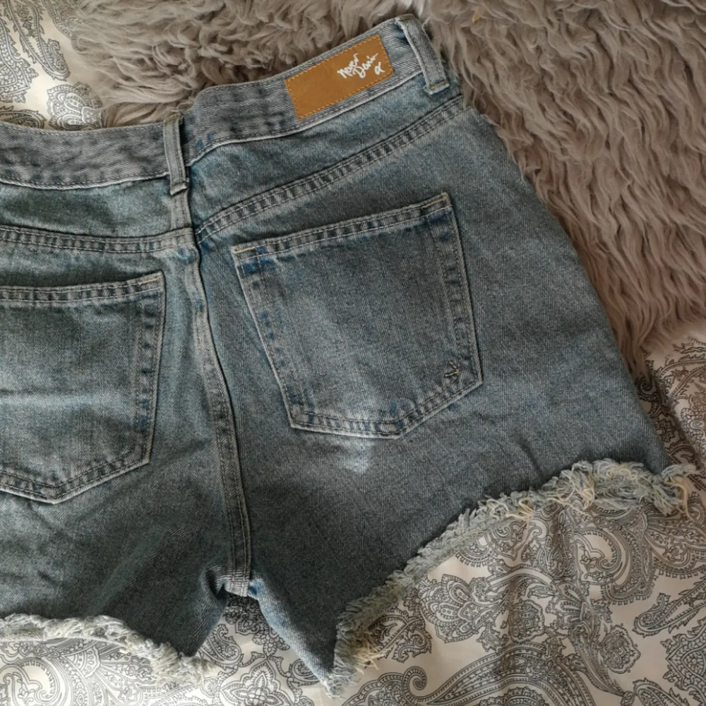 Högmidjade jeansshorts från Bikbok i stl M. . Shorts.