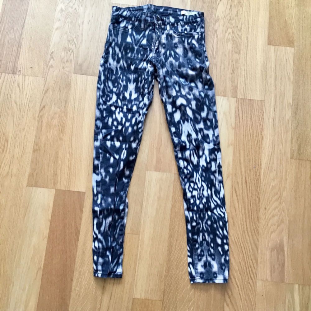 Coola mönstrade jeansbyxor från HOPE. 130kr + frakt eller mötas upp i Stockholm . Jeans & Byxor.