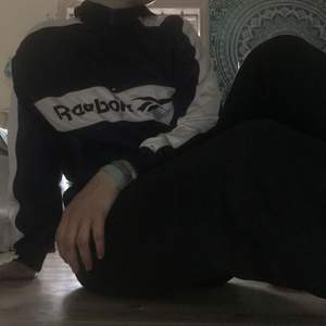 Fett cool Reebok halfzip 90's hoodie, köparen står för frakten 
