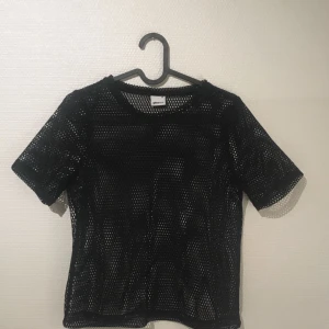  - Knappt använd nättröja som är supersnygg med bustier under!  Köparen betalar eventuell frakt ✨