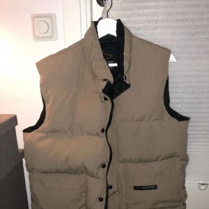  - Canada Goose väst äkta (gamml modell)  Ord pris: 2000kr, Passar både dam och herr Möts upp i Stockholm, skriv för mer bilder mm