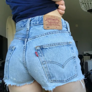  - Levis jeansshorts från urban outfitters. Har vit målarfärg i rumpan (syns på bild) som fanns där när jag köpte dem. Använd fåtal gånger. Möts upp i Stockholm annars tillkommer frakt!