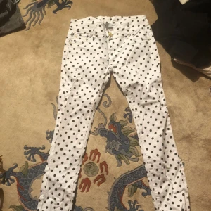  - Hellånga vita byxor med svarta prickar. Köpta i Polen